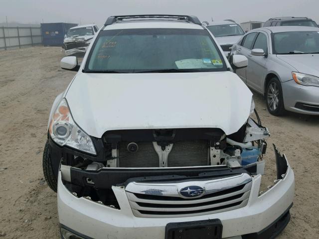 4S4BRDHC3B2438874 - 2011 SUBARU OUTBACK 3. WHITE photo 9