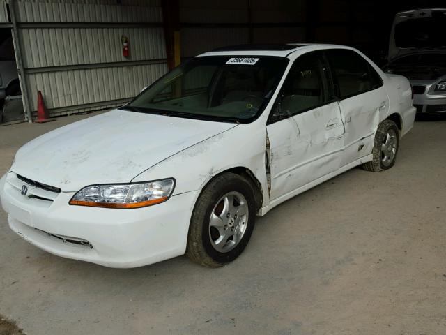 1HGCG5658WA185704 - 1998 HONDA ACCORD EX WHITE photo 2