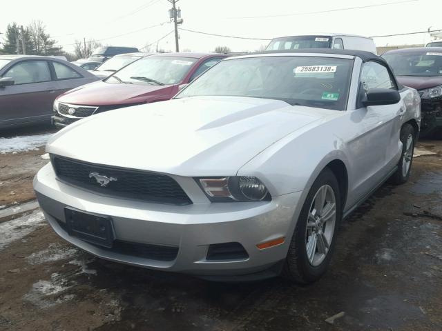 1ZVBP8EN5A5122961 - 2010 FORD MUSTANG SILVER photo 2