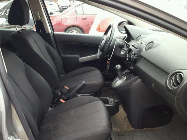 JM1DE1KY7C0147738 - 2012 MAZDA MAZDA2 GRAY photo 5