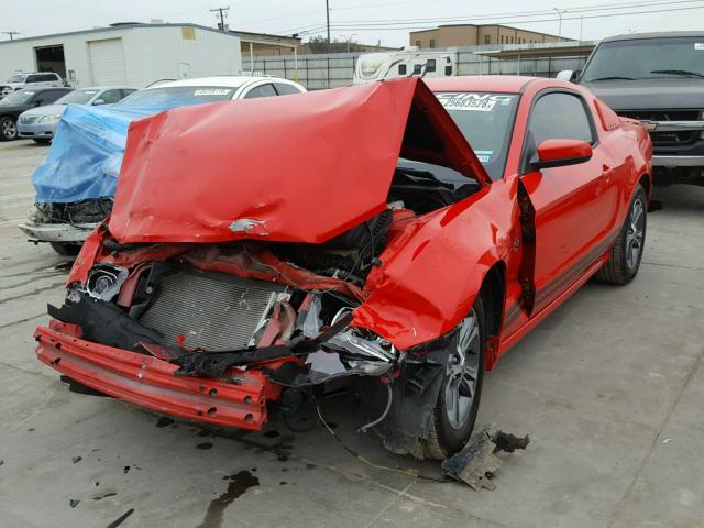 1ZVBP8AM5E5281806 - 2014 FORD MUSTANG RED photo 2