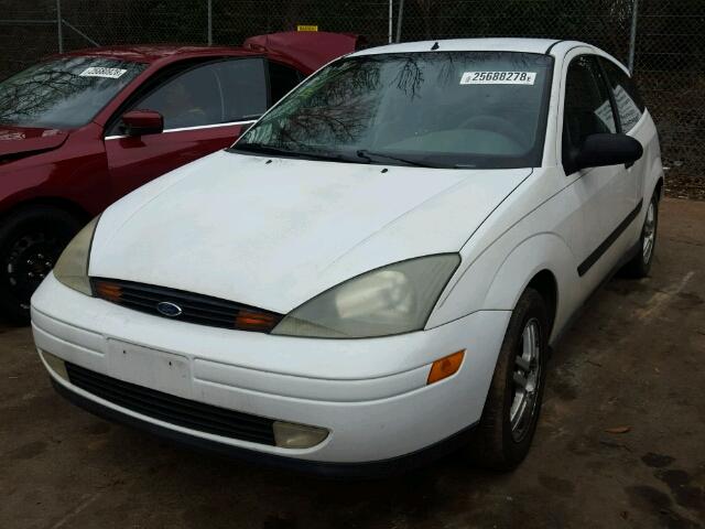 3FAFP3139YR125418 - 2000 FORD FOCUS ZX3 WHITE photo 2