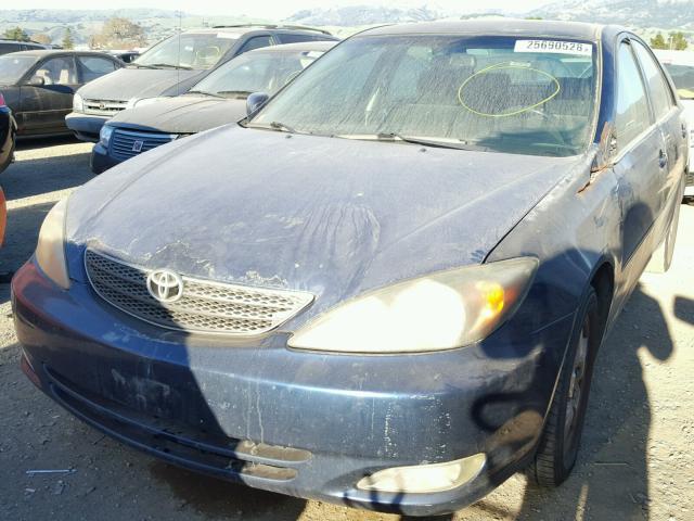 JTDBE32K220112795 - 2002 TOYOTA CAMRY LE BLUE photo 2