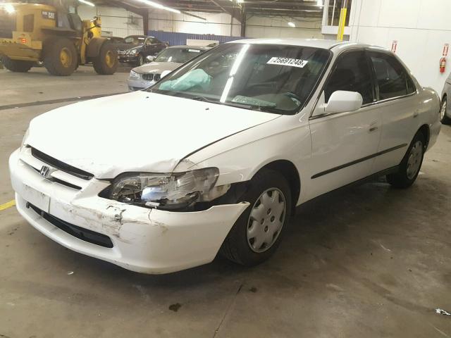 1HGCG5646YA079603 - 2000 HONDA ACCORD LX WHITE photo 2