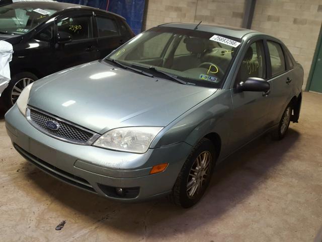 1FAFP34N55W211279 - 2005 FORD FOCUS ZX4 GREEN photo 2