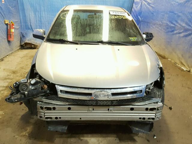 1FAHP35N98W113836 - 2008 FORD FOCUS SE SILVER photo 9