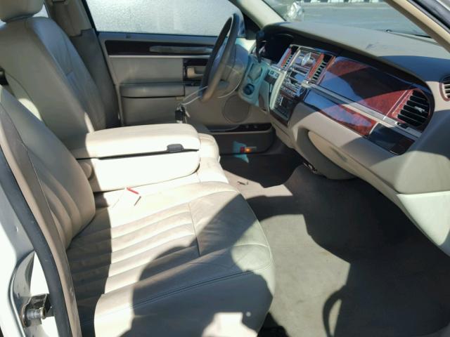 1LNHM81W55Y628794 - 2005 LINCOLN TOWN CAR S WHITE photo 5