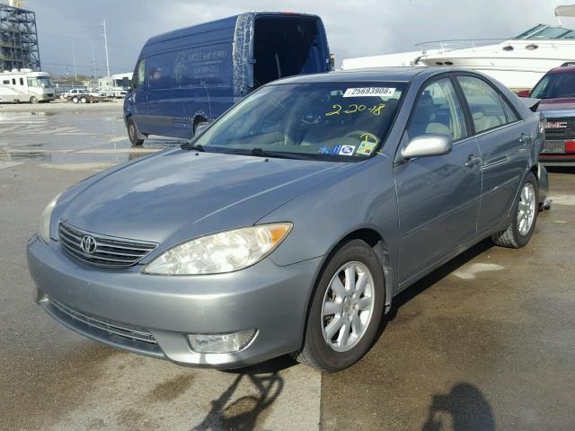 JTDBE32K263062761 - 2006 TOYOTA CAMRY LE GRAY photo 2