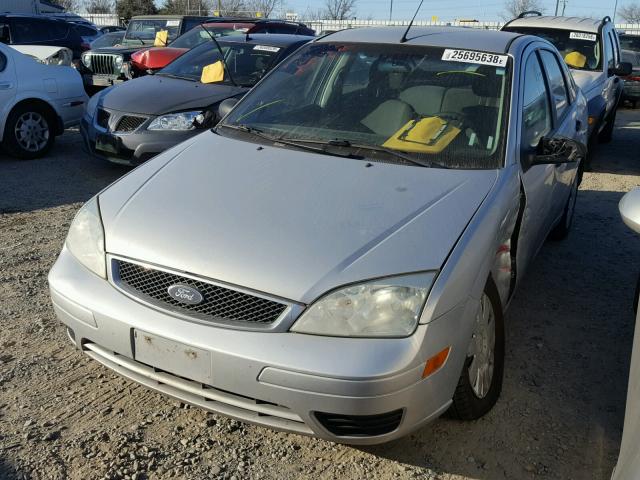 1FAFP34N76W113971 - 2006 FORD FOCUS ZX4 SILVER photo 2