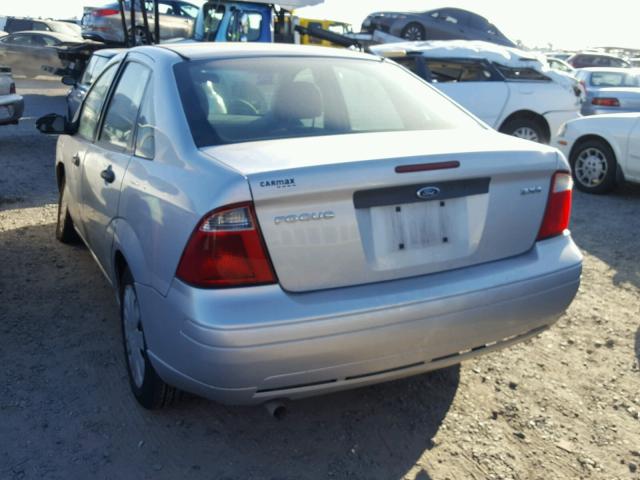 1FAFP34N76W113971 - 2006 FORD FOCUS ZX4 SILVER photo 3