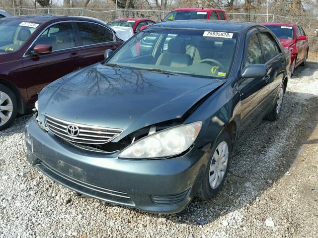 4T1BE32K65U412512 - 2005 TOYOTA CAMRY LE GREEN photo 2