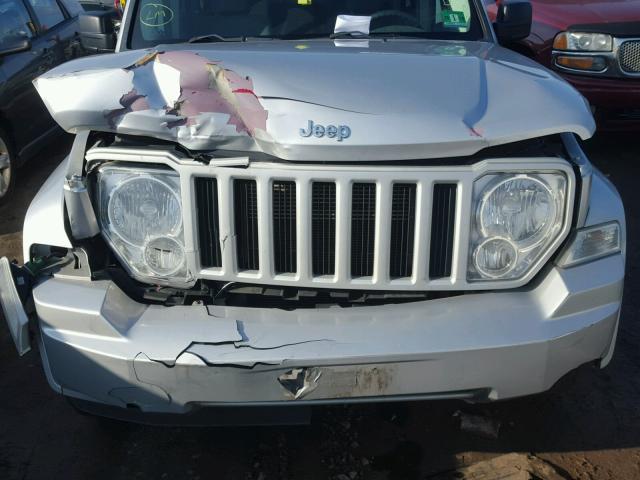 1J8GN28K18W280210 - 2008 JEEP LIBERTY SP SILVER photo 9