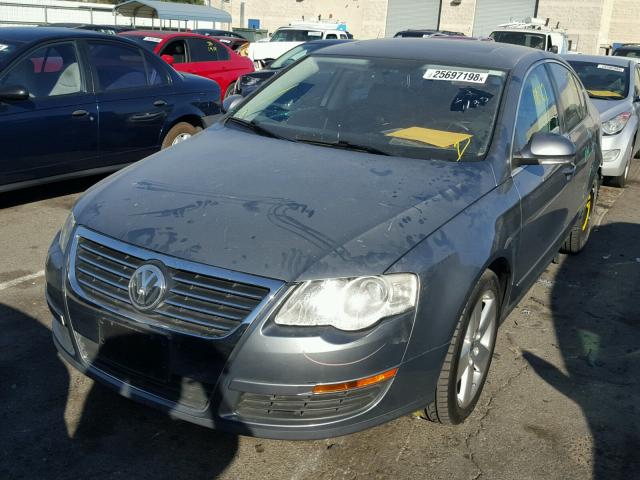 WVWAK73CX8E073808 - 2008 VOLKSWAGEN PASSAT KOM GRAY photo 2