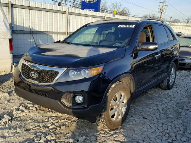 5XYKT4A63DG318415 - 2013 KIA SORENTO LX BLACK photo 2