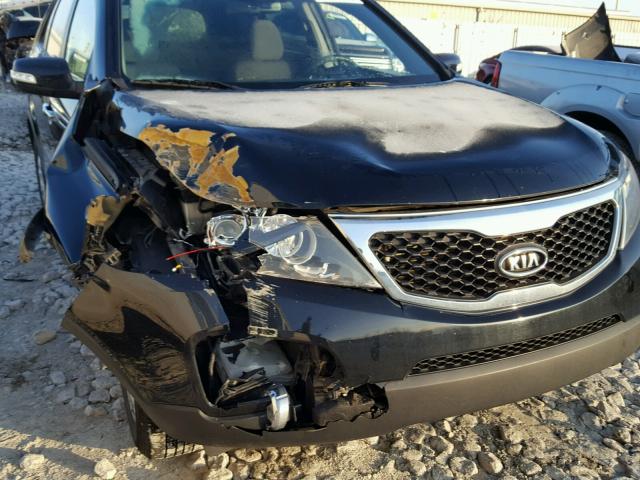 5XYKT4A63DG318415 - 2013 KIA SORENTO LX BLACK photo 9