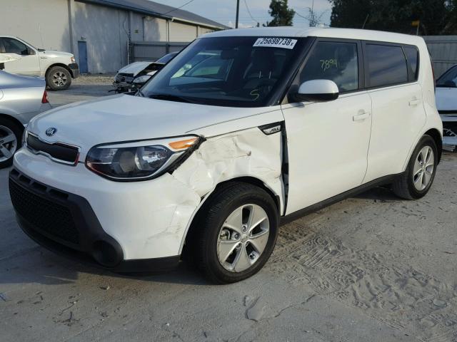 KNDJN2A25G7339274 - 2016 KIA SOUL WHITE photo 2