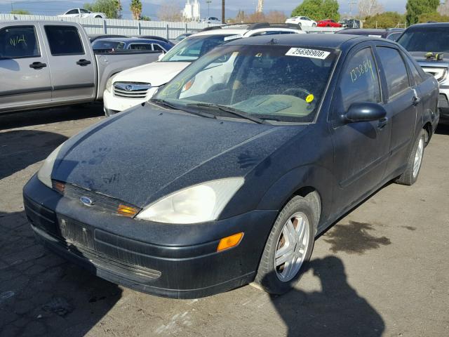 1FAFP34P3YW345925 - 2000 FORD FOCUS SE BLACK photo 2