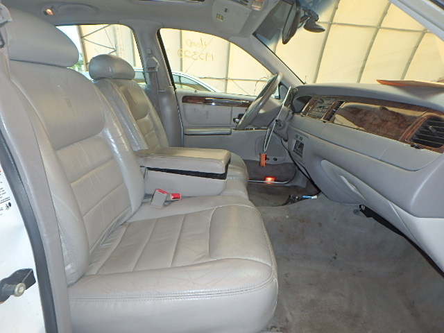 1LNHM82W2YY799053 - 2000 LINCOLN TOWN CAR S WHITE photo 5