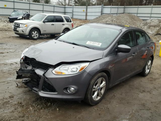 1FAHP3F2XCL402030 - 2012 FORD FOCUS SE GRAY photo 2