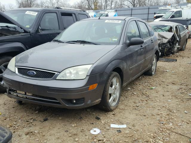 1FAHP37NX6W256871 - 2006 FORD FOCUS ZX5 GRAY photo 2