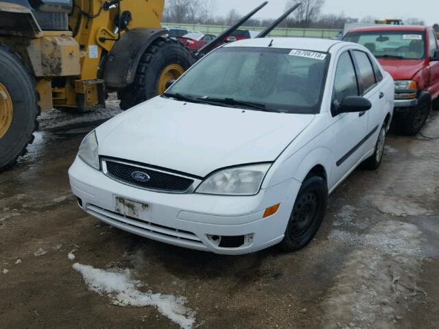 1FAFP34N55W112526 - 2005 FORD FOCUS ZX4 WHITE photo 2