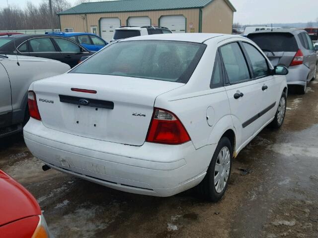 1FAFP34N55W112526 - 2005 FORD FOCUS ZX4 WHITE photo 4