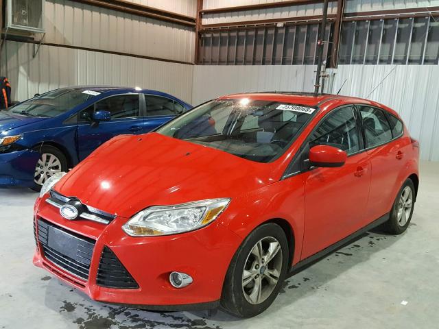 1FAHP3K23CL128272 - 2012 FORD FOCUS SE RED photo 2