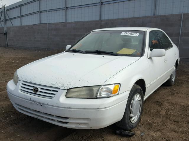 4T1BG22K9WU229403 - 1998 TOYOTA CAMRY CE WHITE photo 2