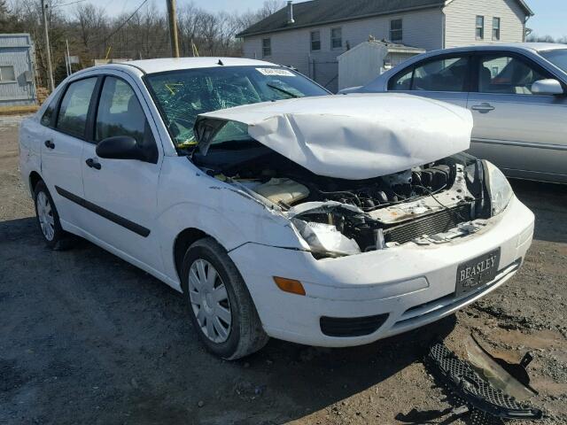 1FAFP34N85W294402 - 2005 FORD FOCUS ZX4 WHITE photo 1