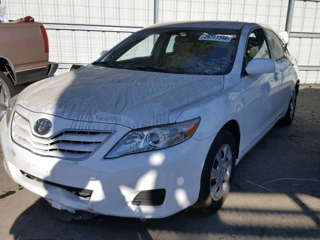 4T1BF3EK5AU552182 - 2010 TOYOTA CAMRY BASE WHITE photo 2