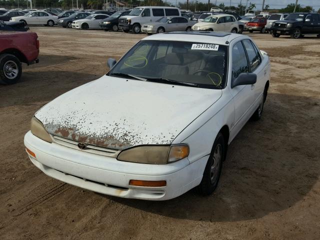 4T1BG12K6TU803753 - 1996 TOYOTA CAMRY DX WHITE photo 2