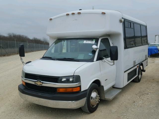 1GB3G3BL1B1151187 - 2011 CHEVROLET EXPRESS G3 WHITE photo 2