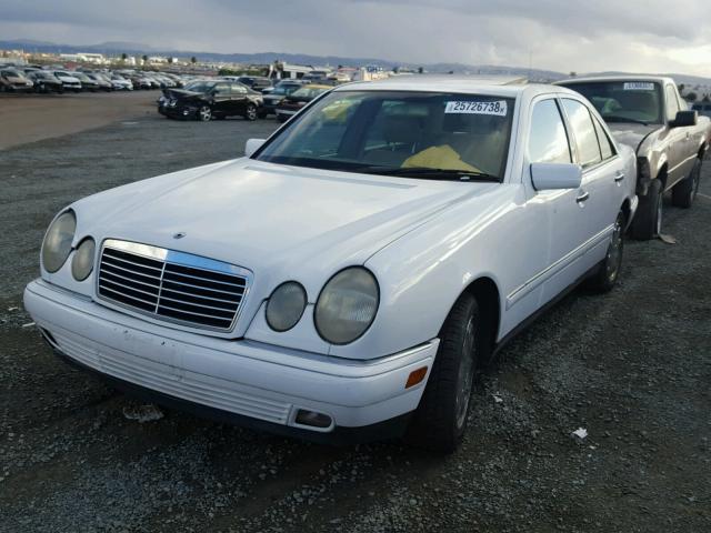 WDBJF65F3WA674728 - 1998 MERCEDES-BENZ E 320 WHITE photo 2