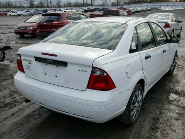 1FAHP34N06W199472 - 2006 FORD FOCUS ZX4 WHITE photo 4