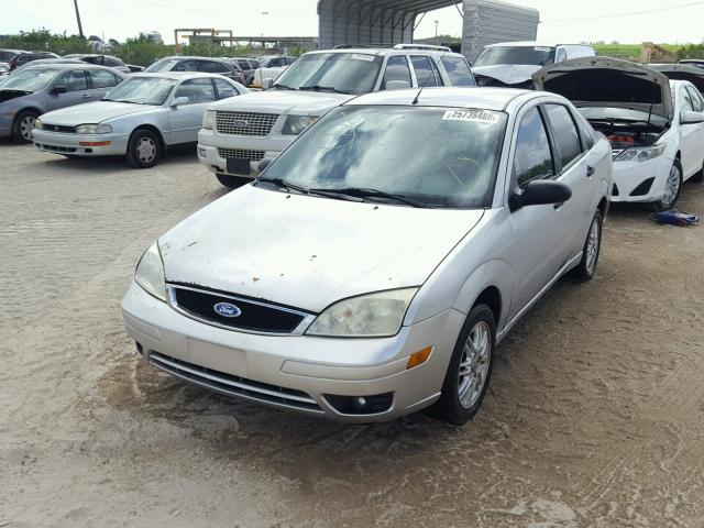 1FAHP34N87W165975 - 2007 FORD FOCUS ZX4 SILVER photo 2