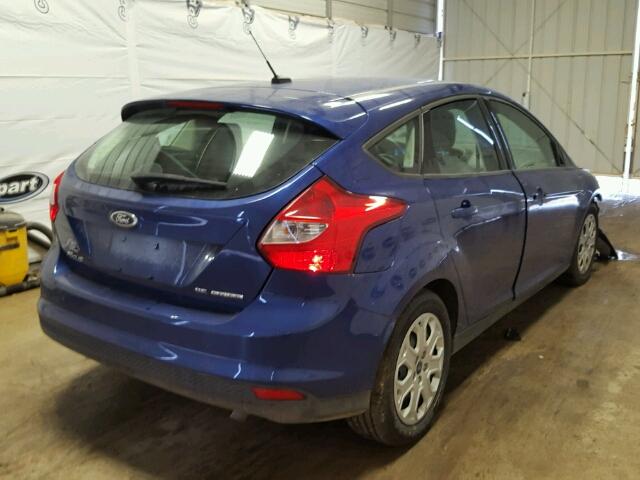 1FAHP3K2XCL365468 - 2012 FORD FOCUS SE BLUE photo 4