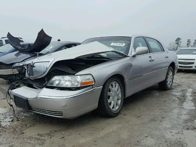 2LNBL8CV2BX759156 - 2011 LINCOLN TOWN CAR S SILVER photo 2