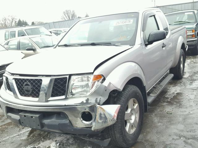 1N6AD06W68C428361 - 2008 NISSAN FRONTIER K SILVER photo 2