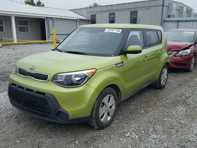 KNDJN2A23F7770744 - 2015 KIA SOUL GREEN photo 2