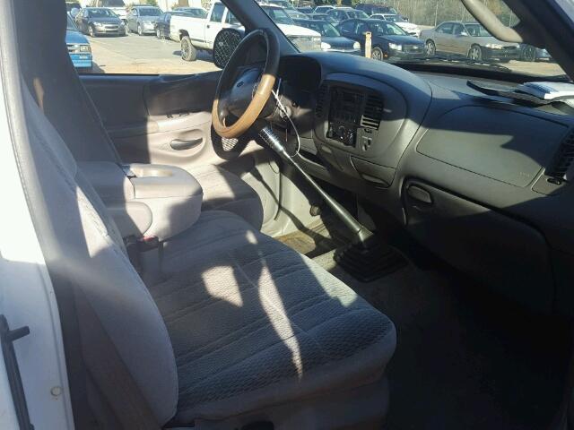1FTDX1723VNB05457 - 1997 FORD F150 Weiß Foto 5
