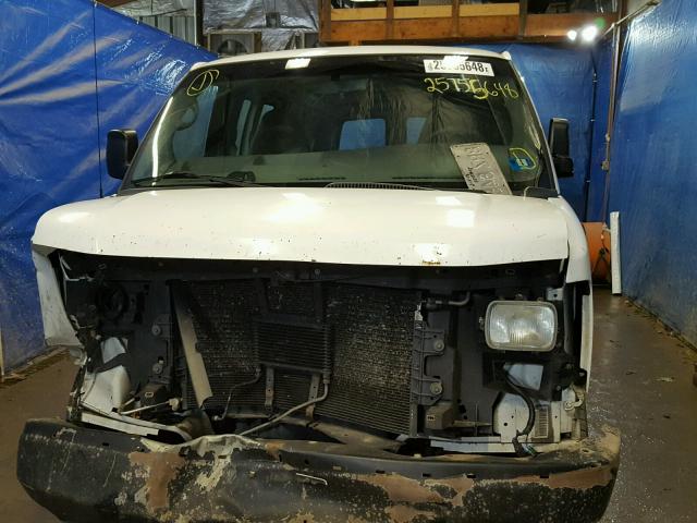 1GTZGGBA3A1126544 - 2010 GMC SAVANA G25 WHITE photo 9