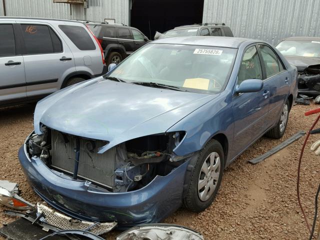 4T1BE32K12U549935 - 2002 TOYOTA CAMRY LE BLUE photo 2