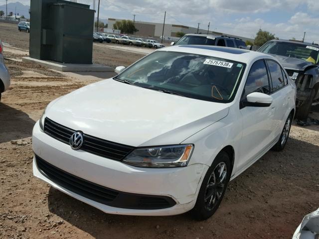 3VWDZ7AJ4BM324430 - 2011 VOLKSWAGEN JETTA SE WHITE photo 2