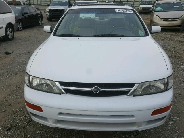 JN1CA21D8VT820486 - 1997 NISSAN MAXIMA GLE WHITE photo 9