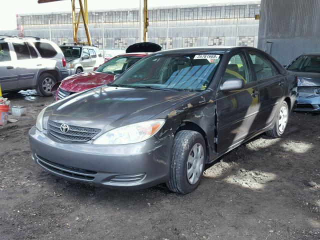 4T1BE32K12U600351 - 2002 TOYOTA CAMRY LE CHARCOAL photo 2