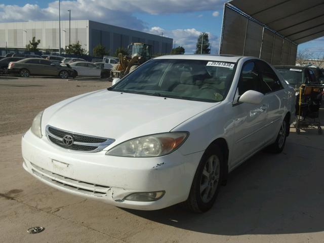 JTDBE32K440265214 - 2004 TOYOTA CAMRY LE WHITE photo 2