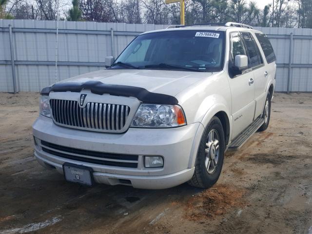 5LMFU27576LJ15318 - 2006 LINCOLN NAVIGATOR WHITE photo 2