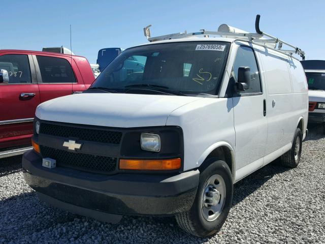 1GCWGFCB1B1130162 - 2011 CHEVROLET EXPRESS G2 WHITE photo 2