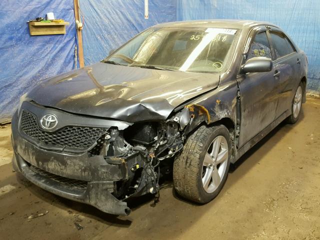 4T1BF3EK0BU217008 - 2011 TOYOTA CAMRY BASE GRAY photo 2