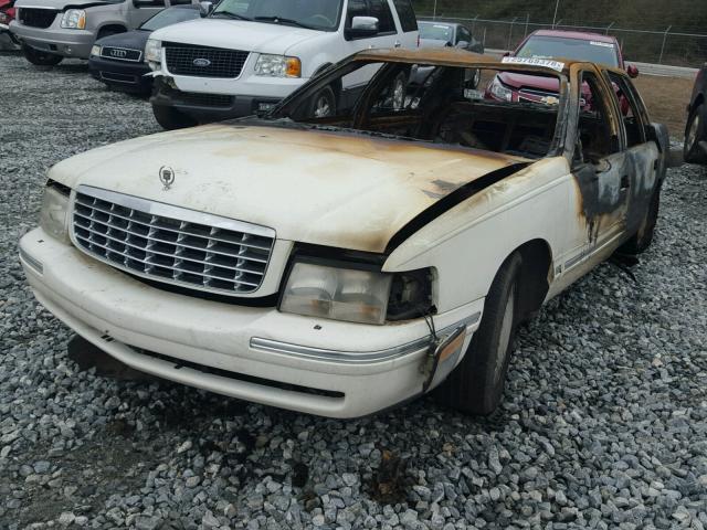 1G6KD54Y5WU718688 - 1998 CADILLAC DEVILLE WHITE photo 2